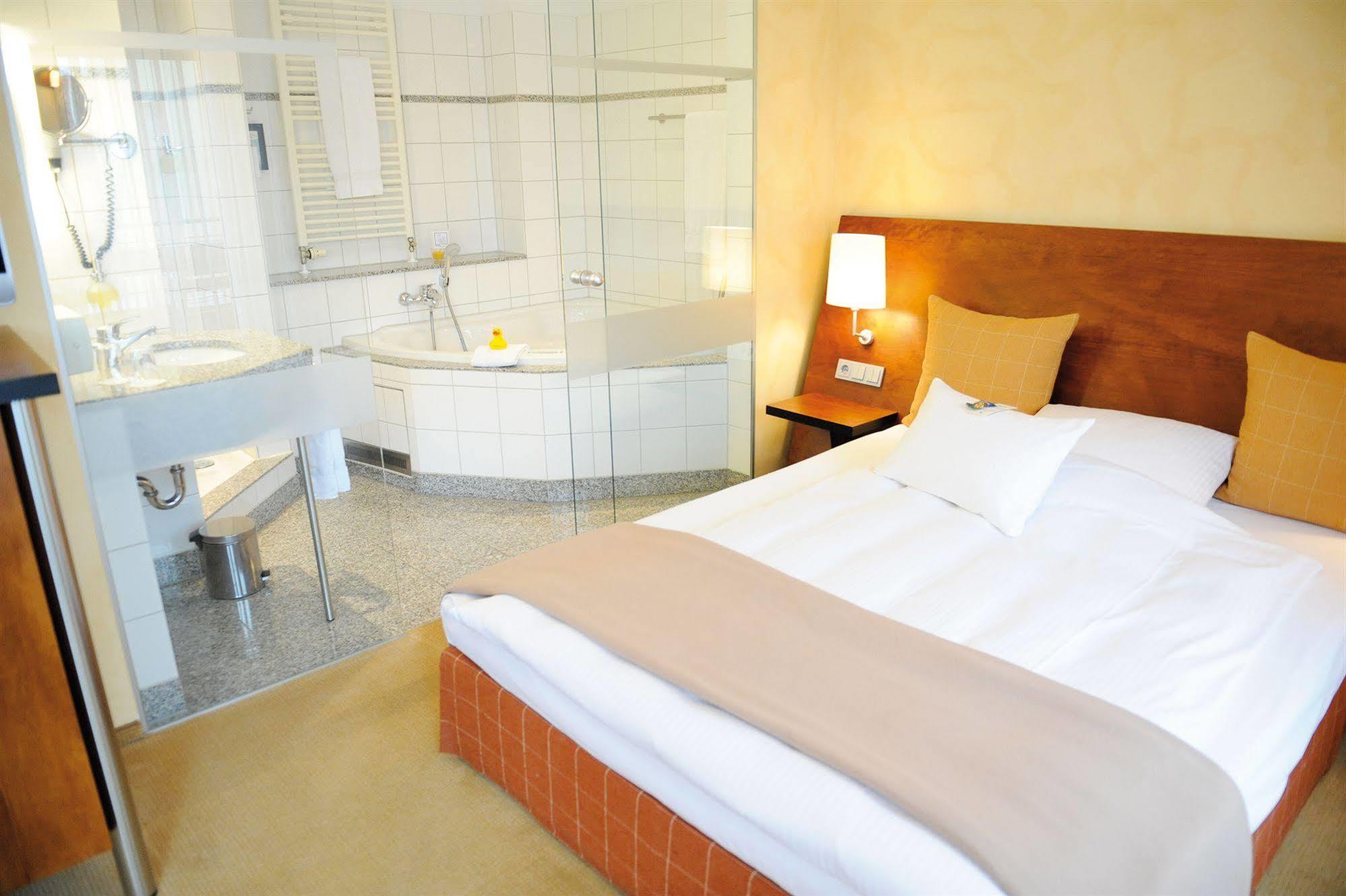 Wellings Romantik Hotel Zur Linde Moers Exterior photo
