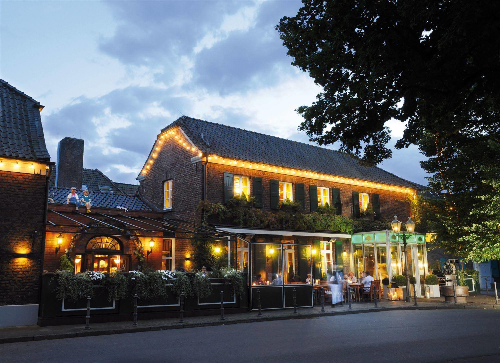 Wellings Romantik Hotel Zur Linde Moers Exterior photo