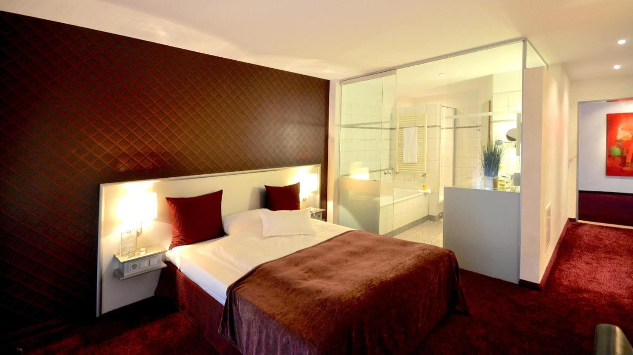 Wellings Romantik Hotel Zur Linde Moers Exterior photo